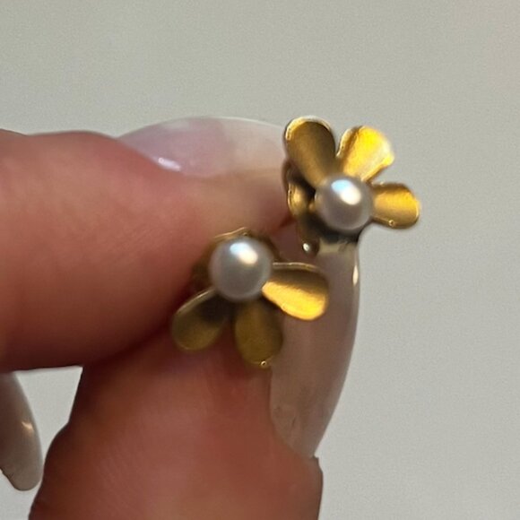 AUTHENTIC TOUS Flower Earrings with Pearl Detail – Gold-Tone, Dainty Studs - Picture 2 of 2